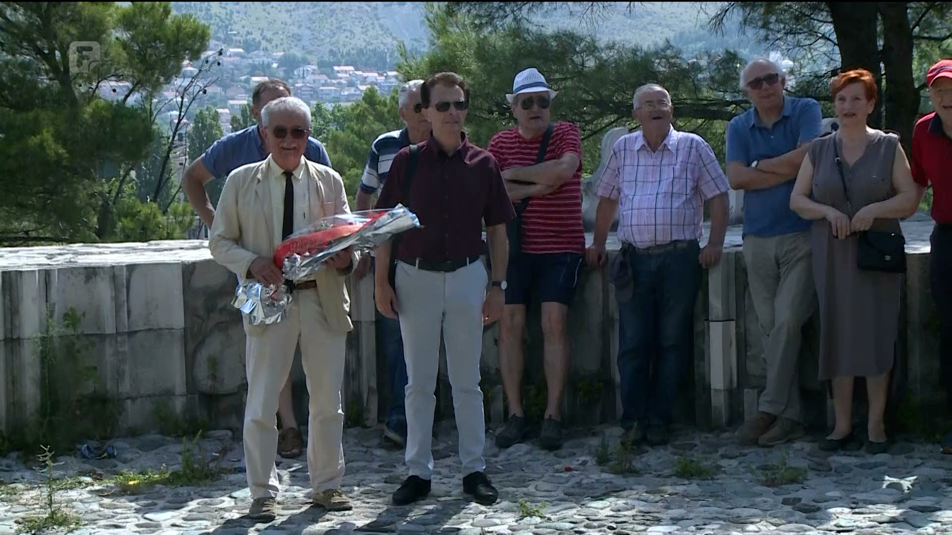 Cvijeće na Partizanskom groblju i poruka - neka neko preuzme odgovornost